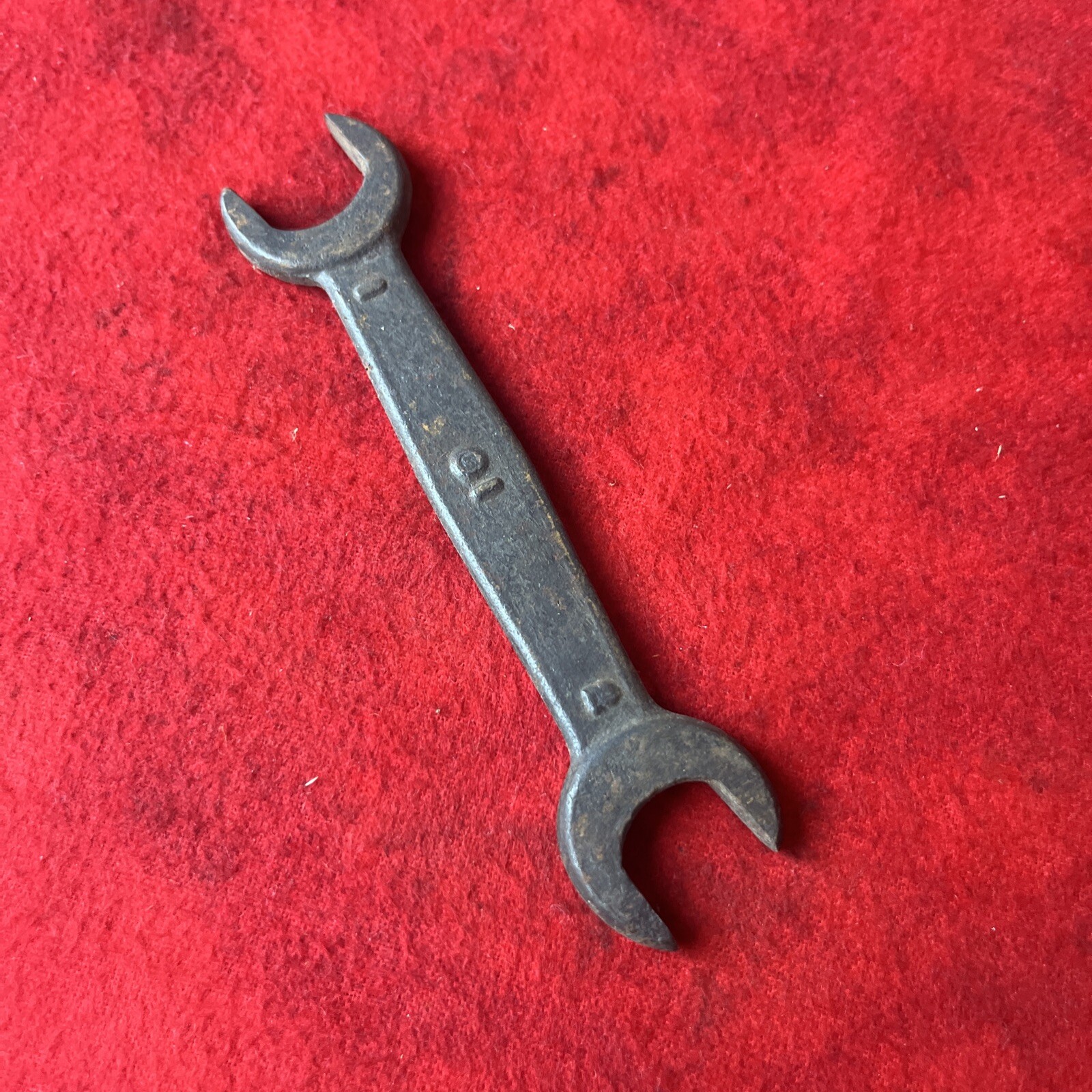 VINTAGE FORD SCRIPT DOUBLE OPEN-END WRENCH No. 10 (k40)