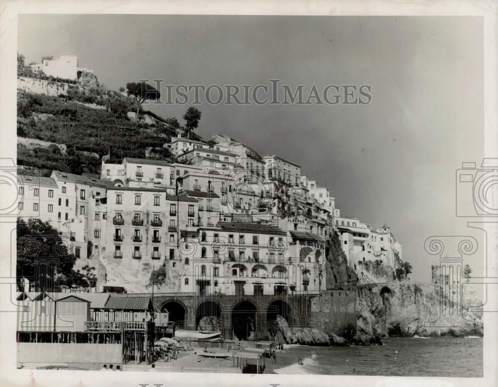 1964 Press Photo Cliff hanging houses in Amalfi near Naples, Italy - lry18125 1964 Press Photo Cliff hanging houses in Amalfi near Naples, Italy - lry18125