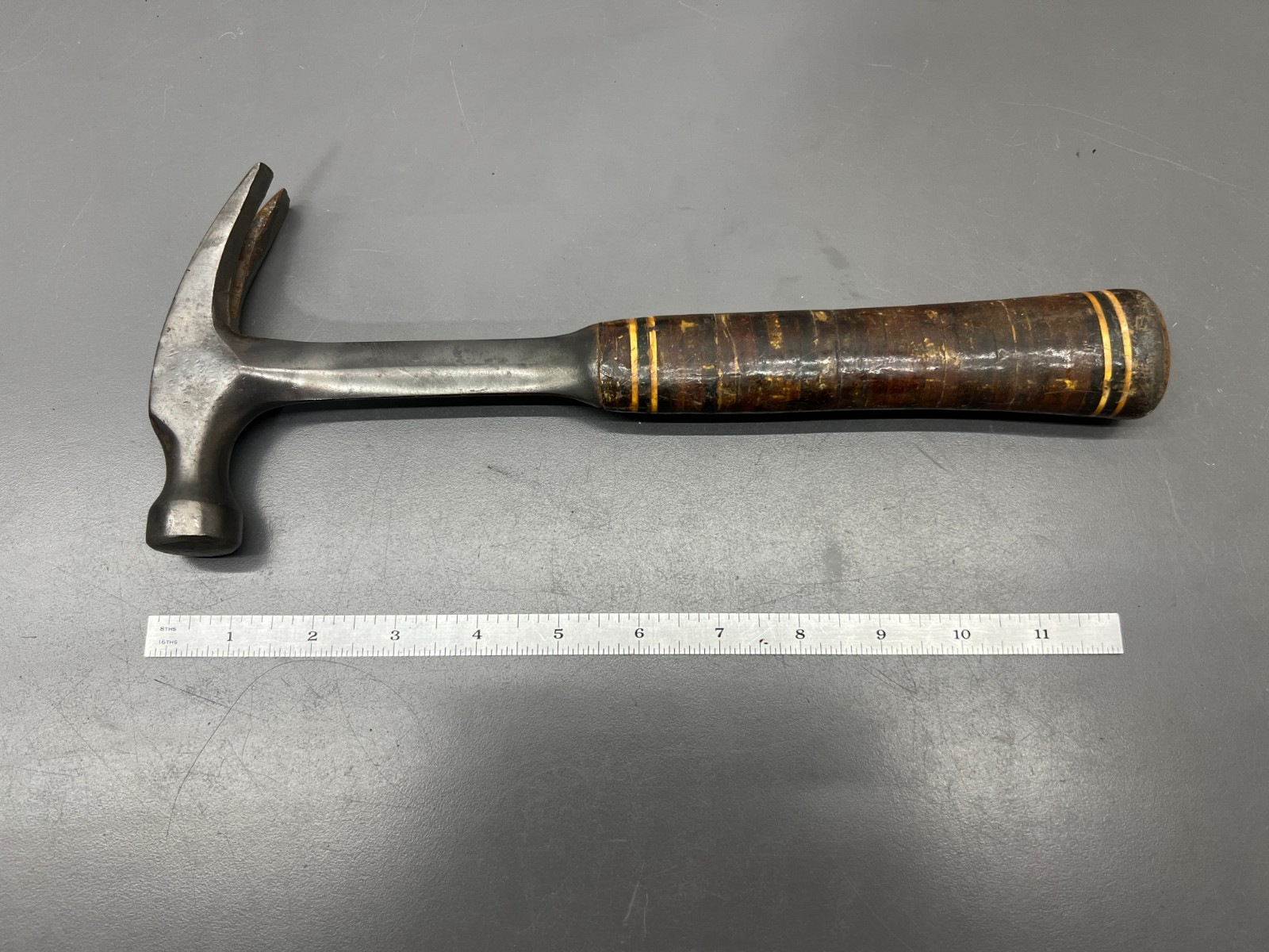  (H1) VINTAGE ESTWING 16 OZ. CURVED CLAW HAMMER STACKED LEATHER GRIP - USA