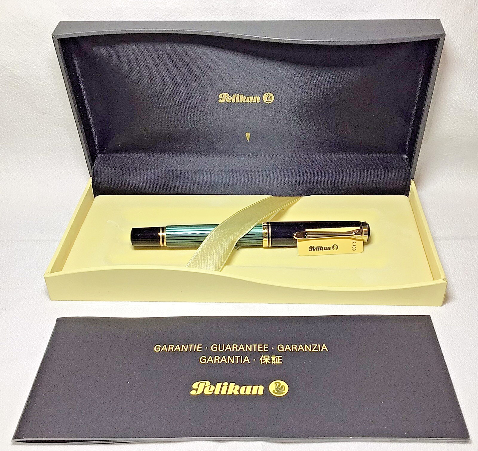 Pelikan Souveran R400 Roller Ball Pen Green & Black New In Box Beautiful Pen