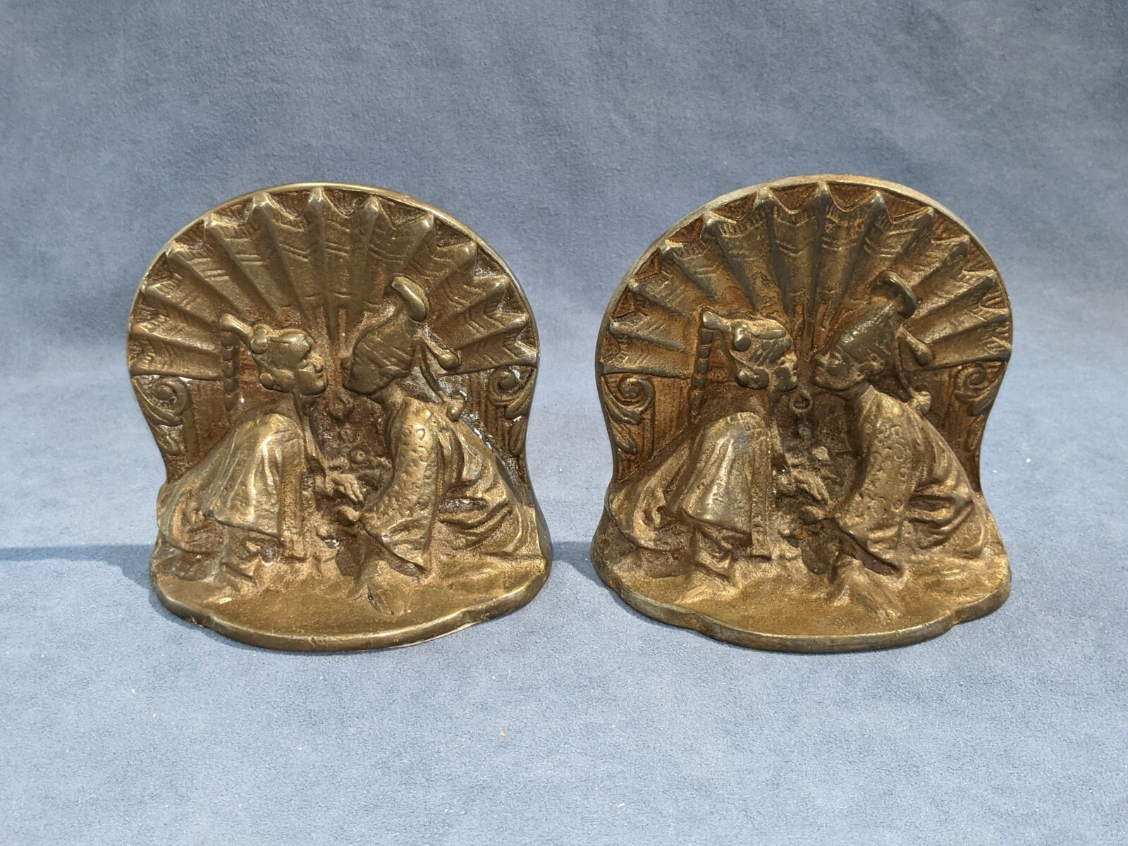 VINTAGE BRON MET ART DECO ASIAN SIAM COUPLE KISSING CAST METAL BOOKENDS (PL68)