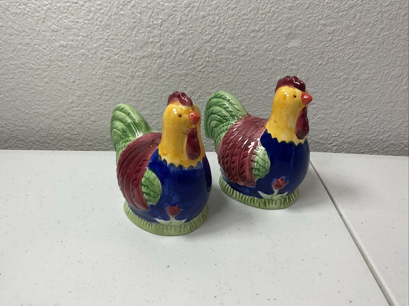 Vintage CIC Rooster Chicken Salt & Pepper Shakers Colorful Farmhouse Ceramic