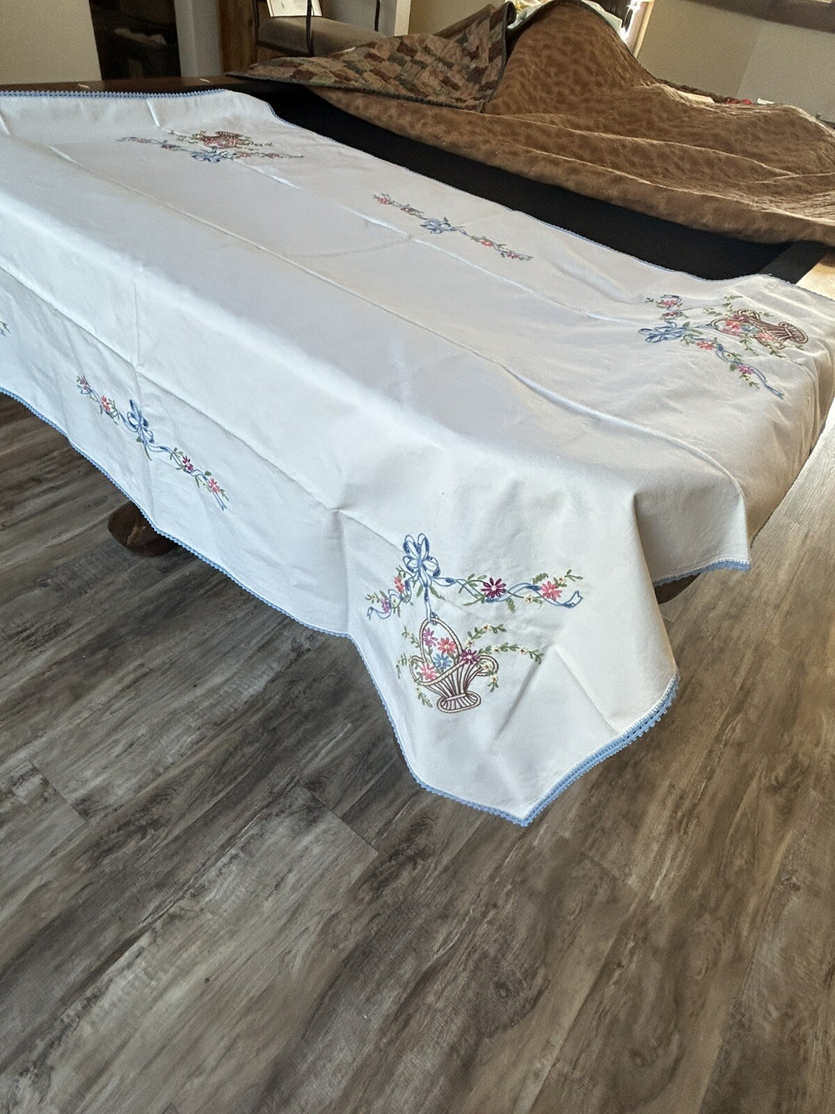 VTG Handmade EMBROIDERY Linen Tablecloth & 6 Napkins Cotton Floral Basket 40x48