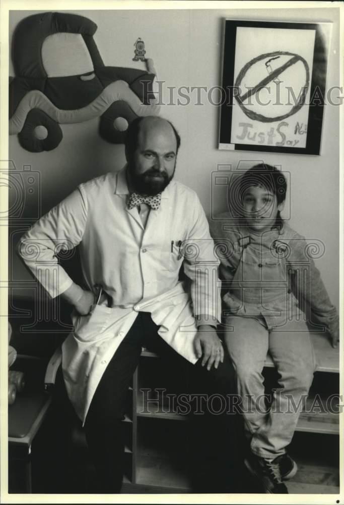 1989 Press Photo Dr. Marc Jacobson of Schneider Children\'s Hospital with Jason 1989 Press Photo Dr. Marc Jacobson of Schneider Children\'s Hospital with Jason