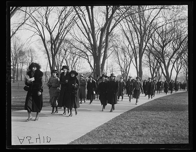 Photo:Street scene, crowd walking