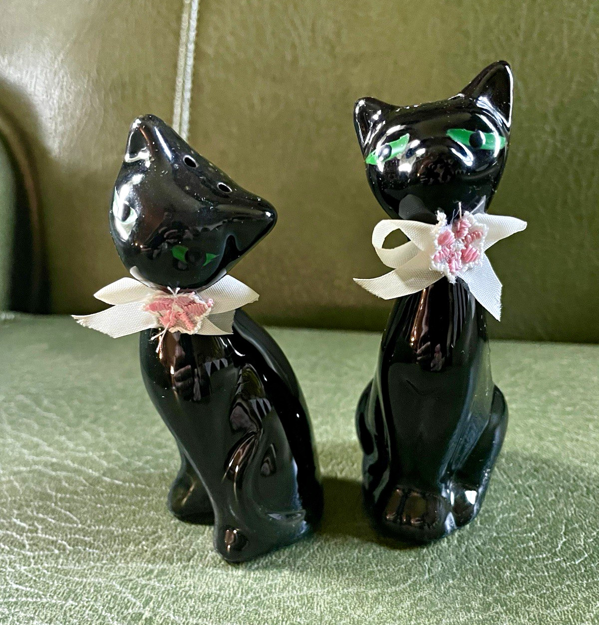 Vintage MCM Artmark Black Cat Salt and Pepper Shakers Green Eyes Flowers Taiwan