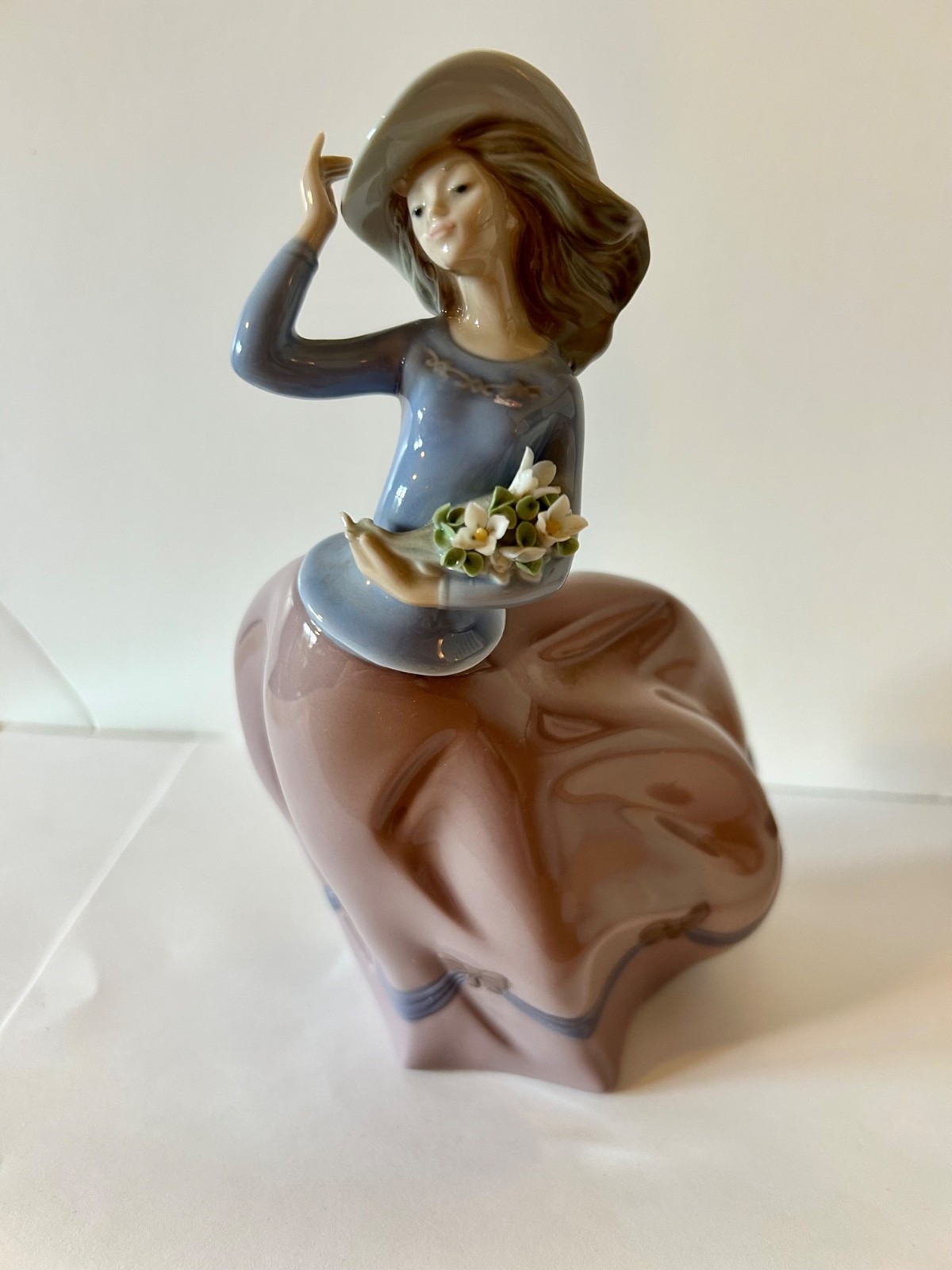 Lladro  Porcelain Spring Breeze Figurine #5590 Mint Condition, not in box