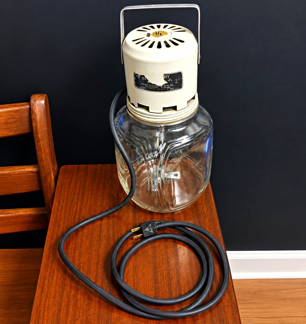 Vintage/Retro Electric Butter Churn Glass Jar White Top w/ Cord 1000W No.1000 Vintage/Retro Electric Butter Churn Glass Jar White Top w/ Cord 1000W No.1000