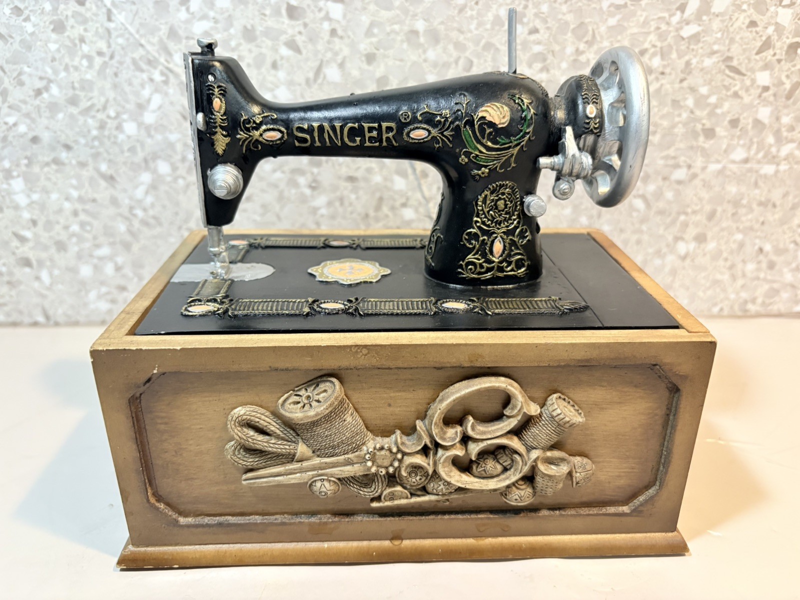 VTG SINGER SEWING BOX - MINIATURE REPLICA ANTIQUE SEWING MACHINE SLIDE TOP VTG SINGER SEWING BOX - MINIATURE REPLICA ANTIQUE SEWING MACHINE SLIDE TOP