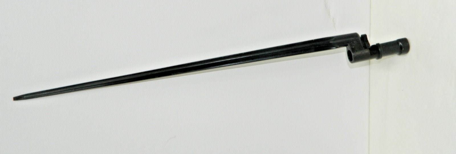 VINTAGE WWII RIFLE BAYONET 20\'\' H6726?