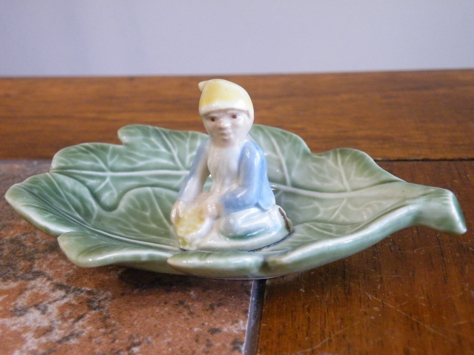 Vintage SHAMROCK Pottery LEPRECHAUN ON LEAF Irish TRINKET Dish IRELAND 