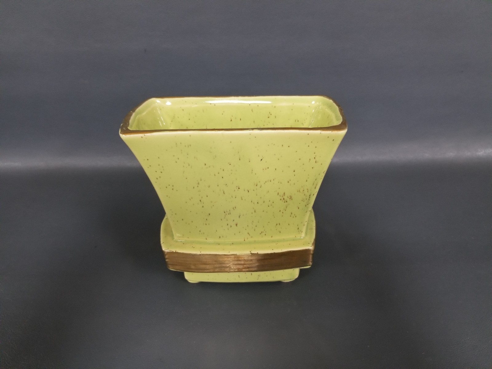 Vintage 1940\'s McCoy Footed Speckled Green / Gold Trim Planter Vase 5\