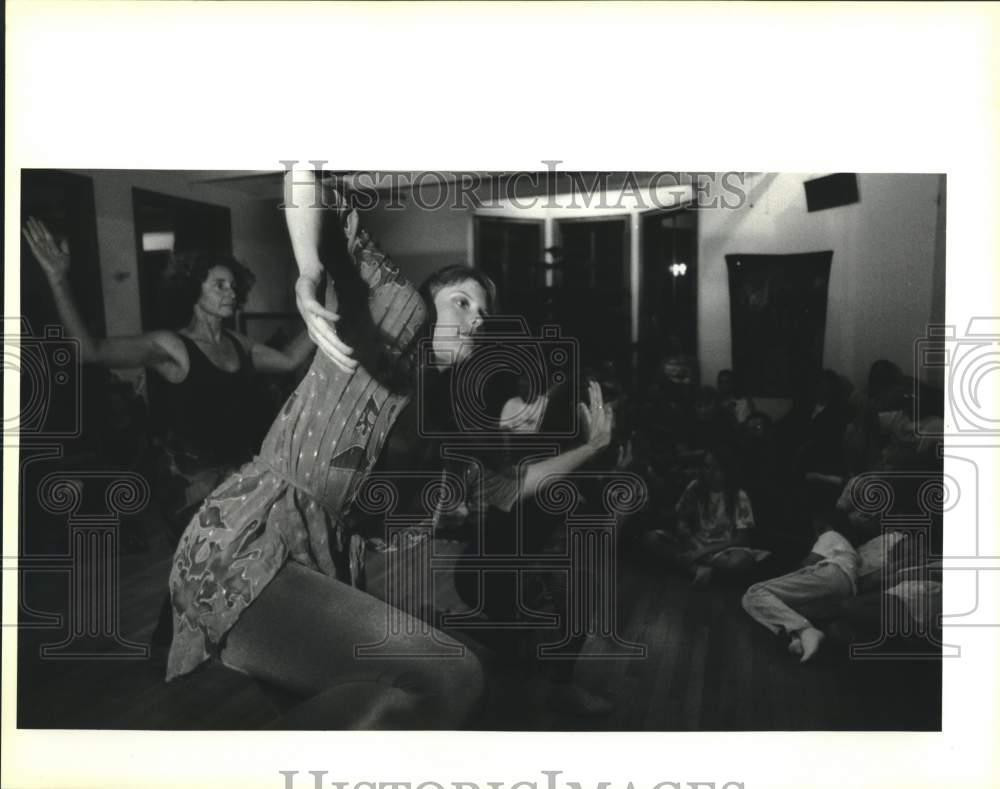 1992 Press Photo Women Perform Dance, Movement Piece At Four Winds Foundation