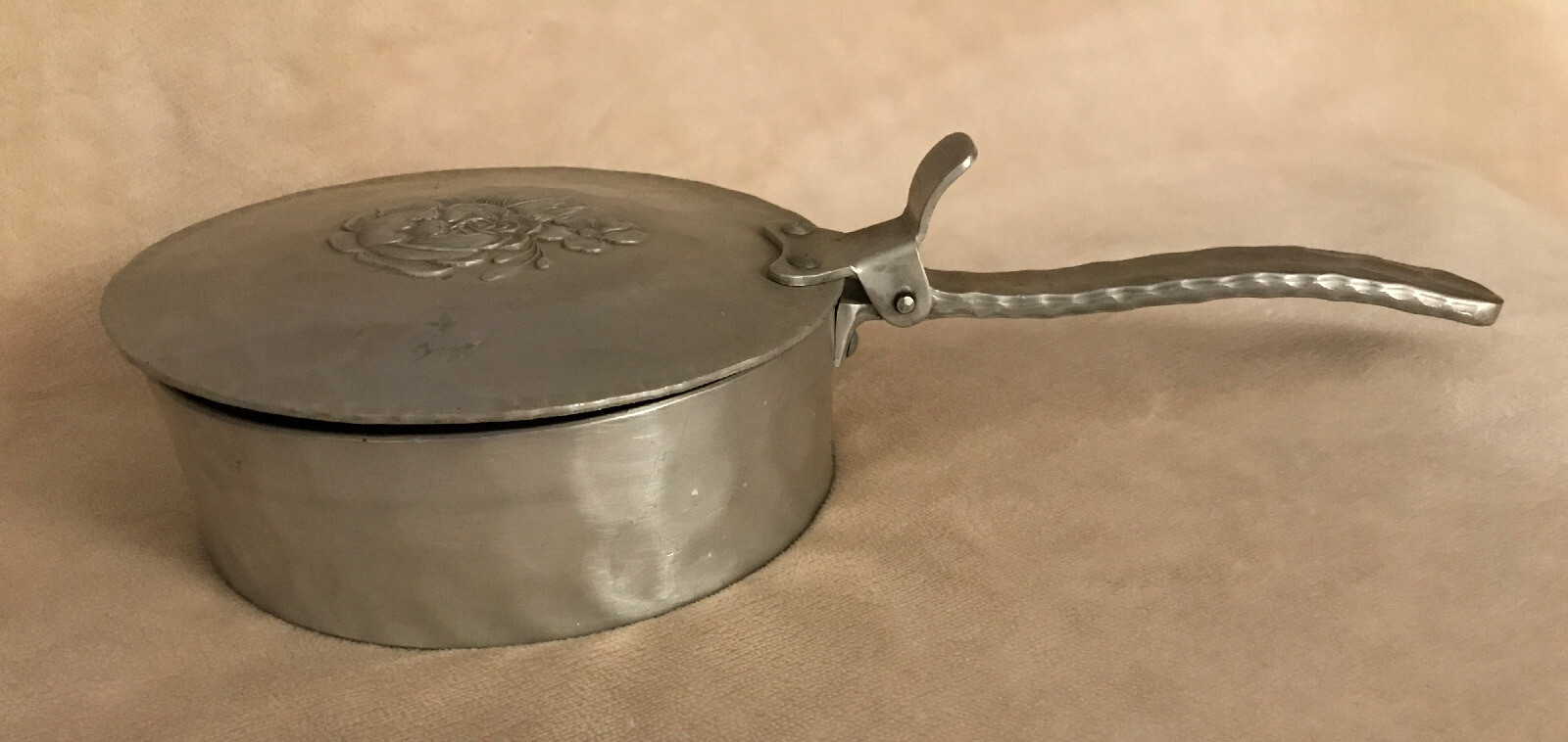 Everlast 552 Crumber Silent Butler Pounded Hammered Aluminum Marked Hand Forged 