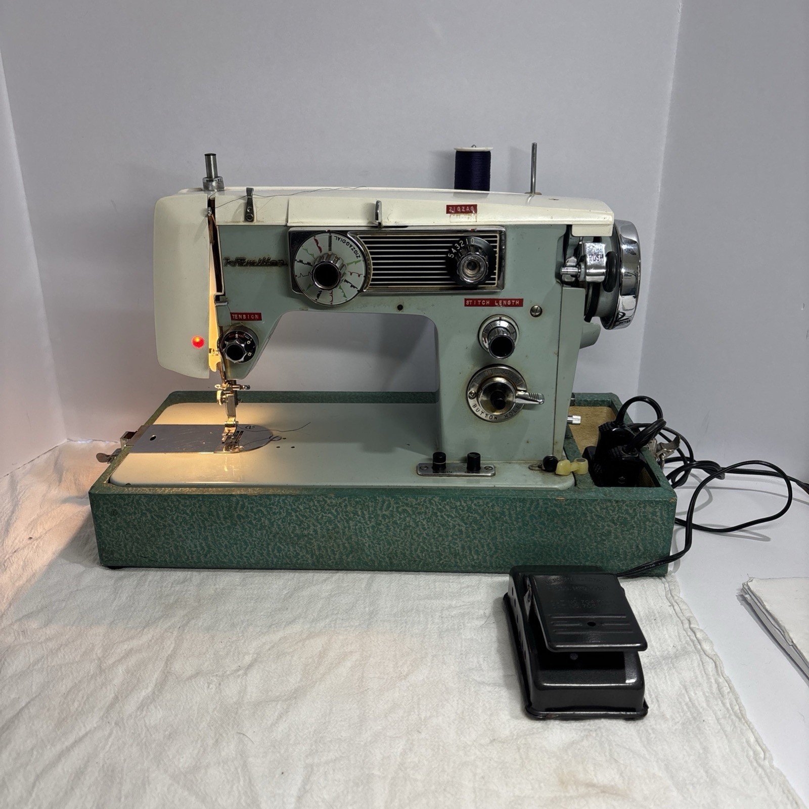 VTG Zig-Zag Dressmaker SAMB JA-38 Sewing Machine With Fitted Case & Foot Pedal