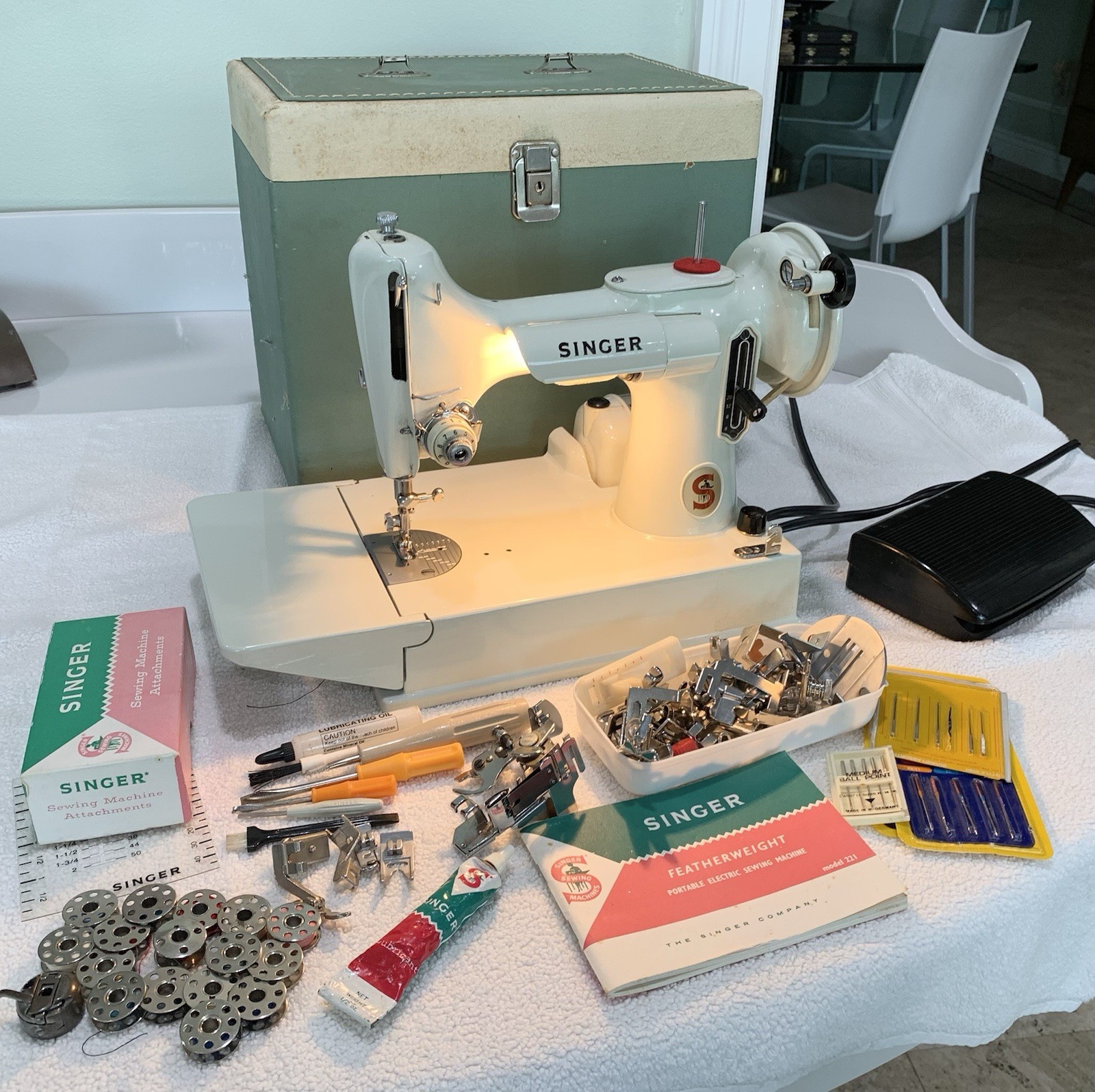 Wonderful Vintage 1968 Singer Featherweight Sewing Machine 221k *Works Great*