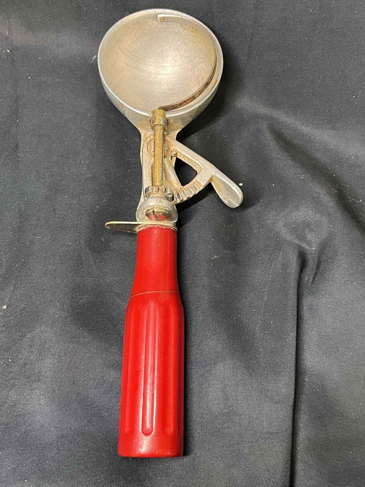VINTAGE 1950\'s PEERLESS ICE CREAM SCOOP - RED BAKELITE HANDLE - WORKS VINTAGE 1950\'s PEERLESS ICE CREAM SCOOP - RED BAKELITE HANDLE - WORKS
