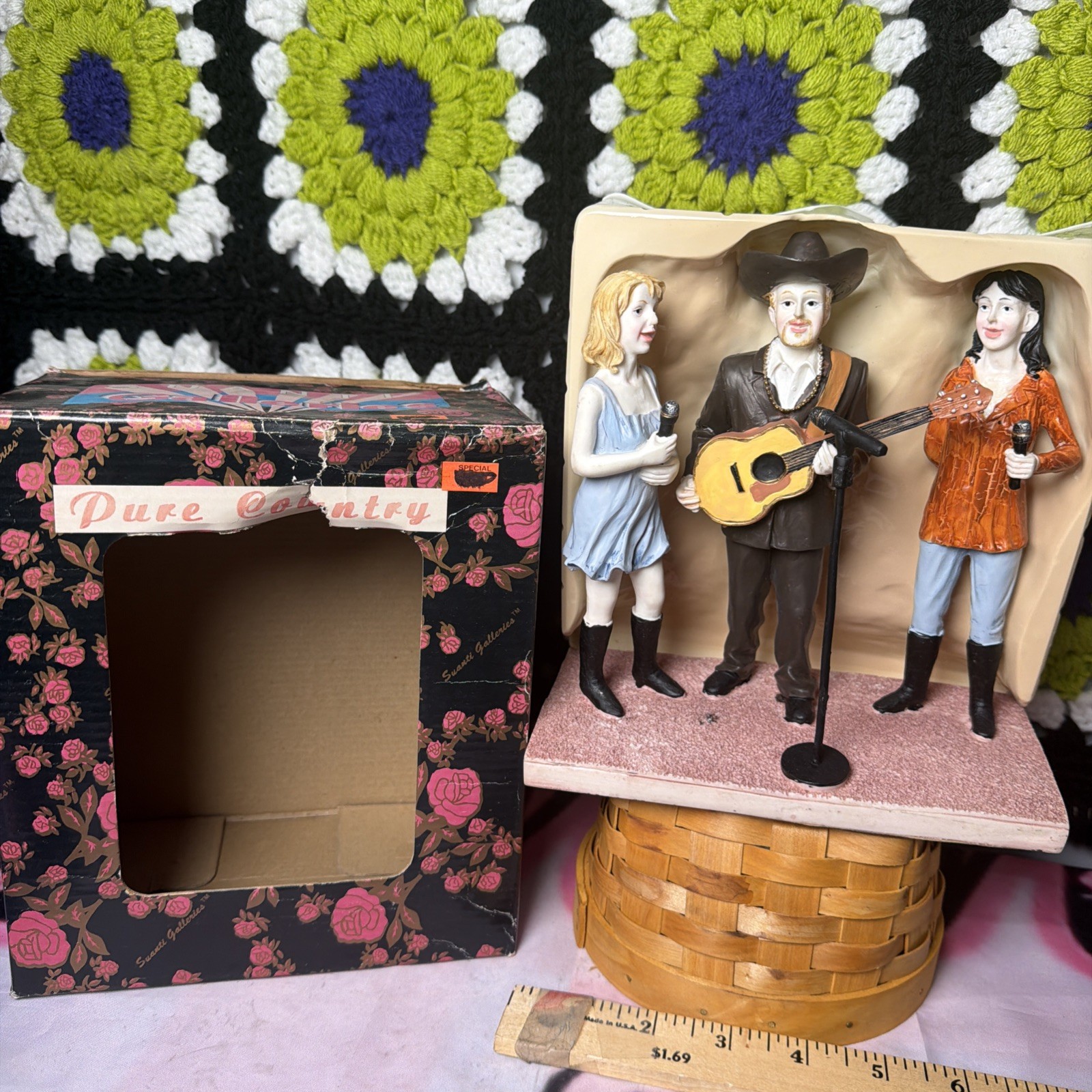 Vintage Suanti Galleries Pure Country Porcelain Band Figurine Diorama Box 12557 