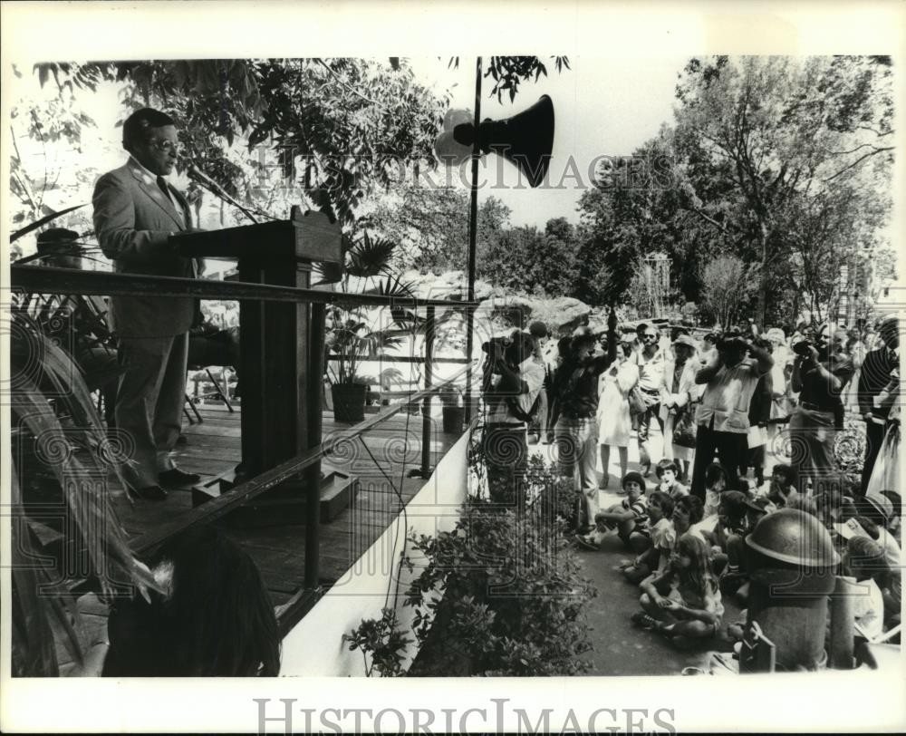 1979 Press Photo Speaker on Raised Platform Addresses Crowd of Children & Adults