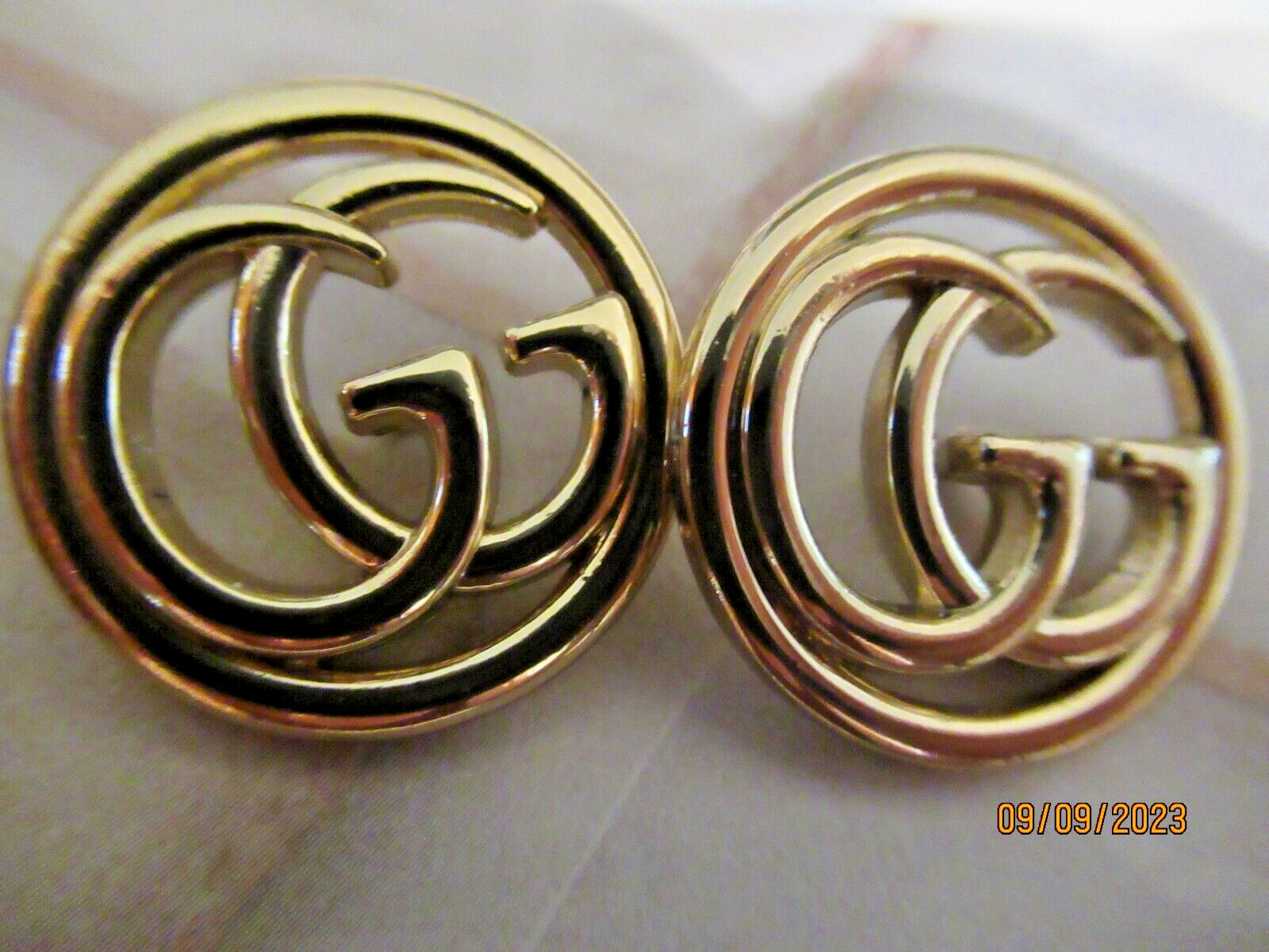 GUCCI 2 BUTTONS  23MM gold tone, METAL   THIS IS FOR 2