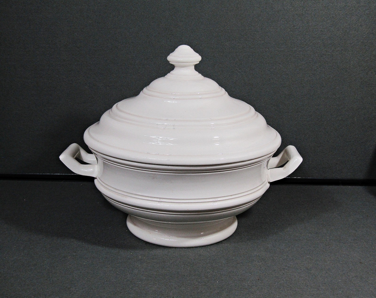 Williams-Sonoma Antique White Soup Tureen w/ Lid Large Ceramic Serving 16 Cups