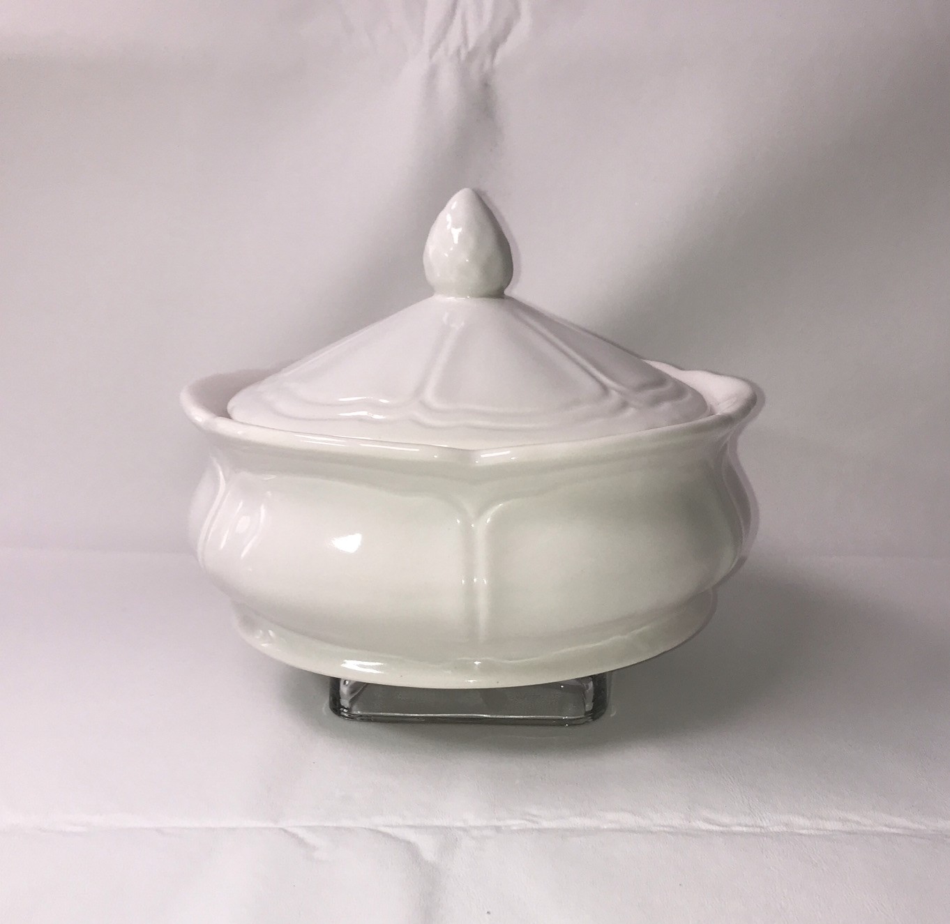 Vintage Federalist White USA Ironstone Tureen Lidded Casserole Dish. 7” Round