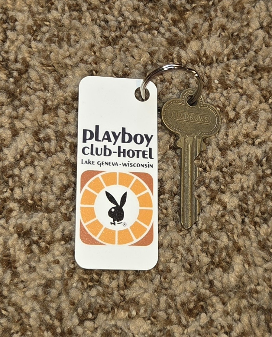 VINTAGE  PLAYBOY CLUB LAKE GENEVA RESORT / HOTEL LODGE ROOM KEY FOB HEFNER BUNNY