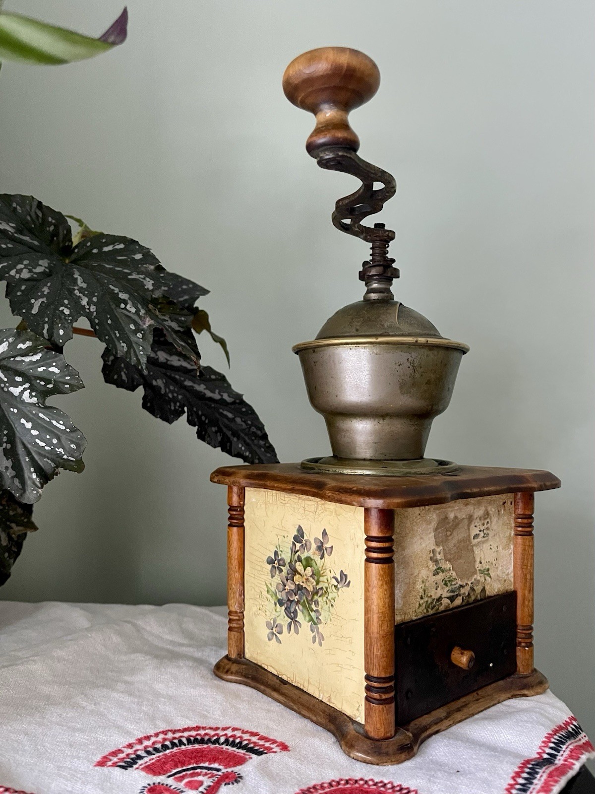 ANTIQUE  LEINBROCK\'S IDEAL HAND CRANK COFFEE GRINDER WOOD, BRASS. 1900s. WORKS