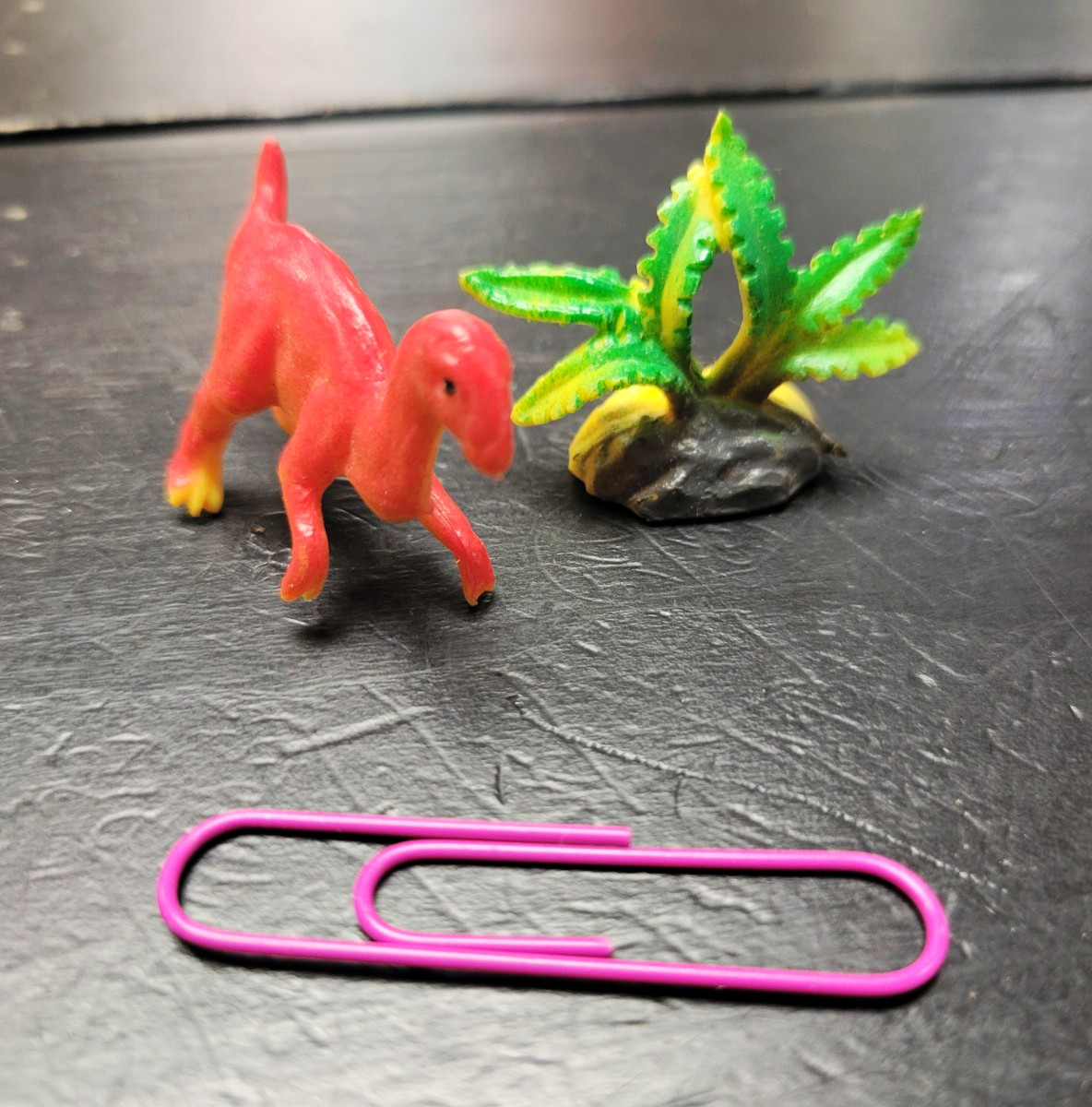 Plastic Dinosaur Figurine Plastic Toy Figure with Green Plant Accessory