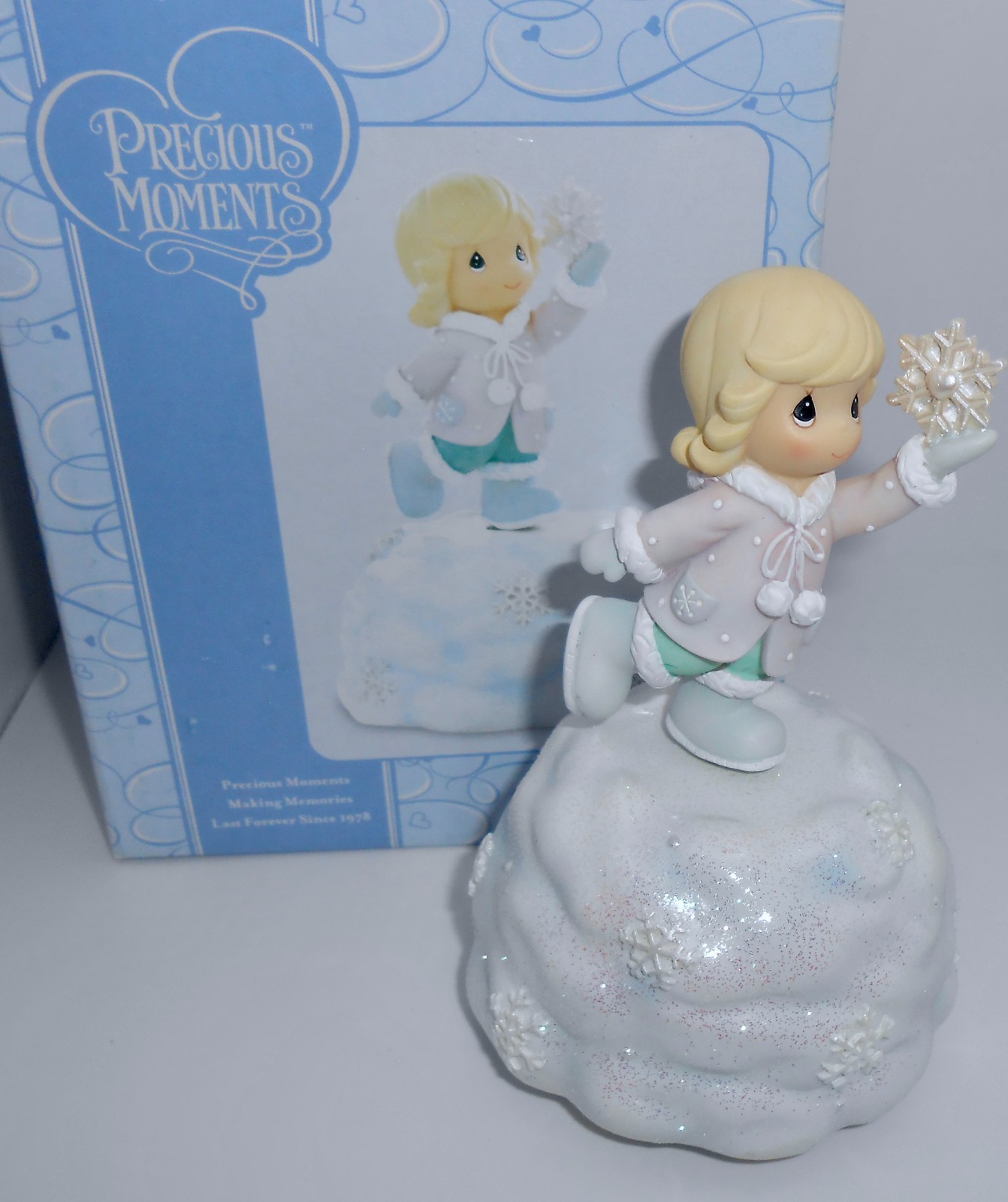 2008 Precious Moments GIRL WITH SNOWFLAKE ROTATING MUSICAL Figurine Wind-up H74