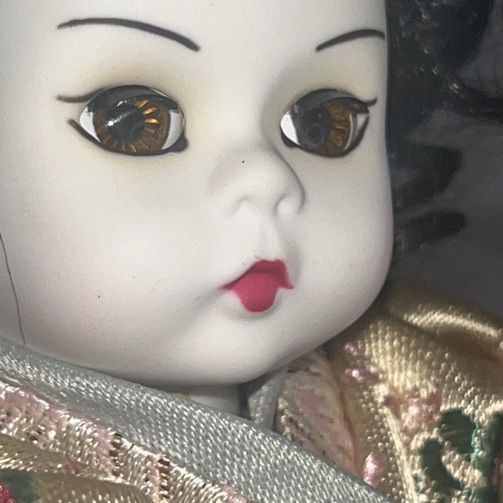 Madame Alexander Doll Collectible 2001 Japan 28545 Stand W Case Geisha Japanese