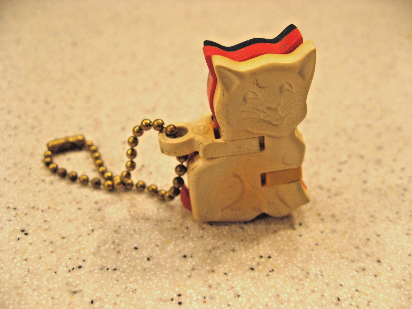 Vtg 1950s Kitty Cat Plastic Keychain Puzzle Made in USA Vtg 1950s Kitty Cat Plastic Keychain Puzzle Made in USA