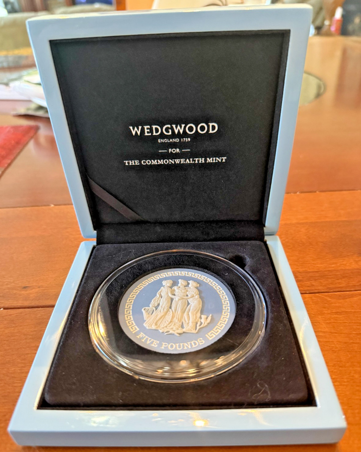 2018 Wedgwood Blue Jasperware 5 Pound Coin The Three Graces Ltd Ed 449 COA Box