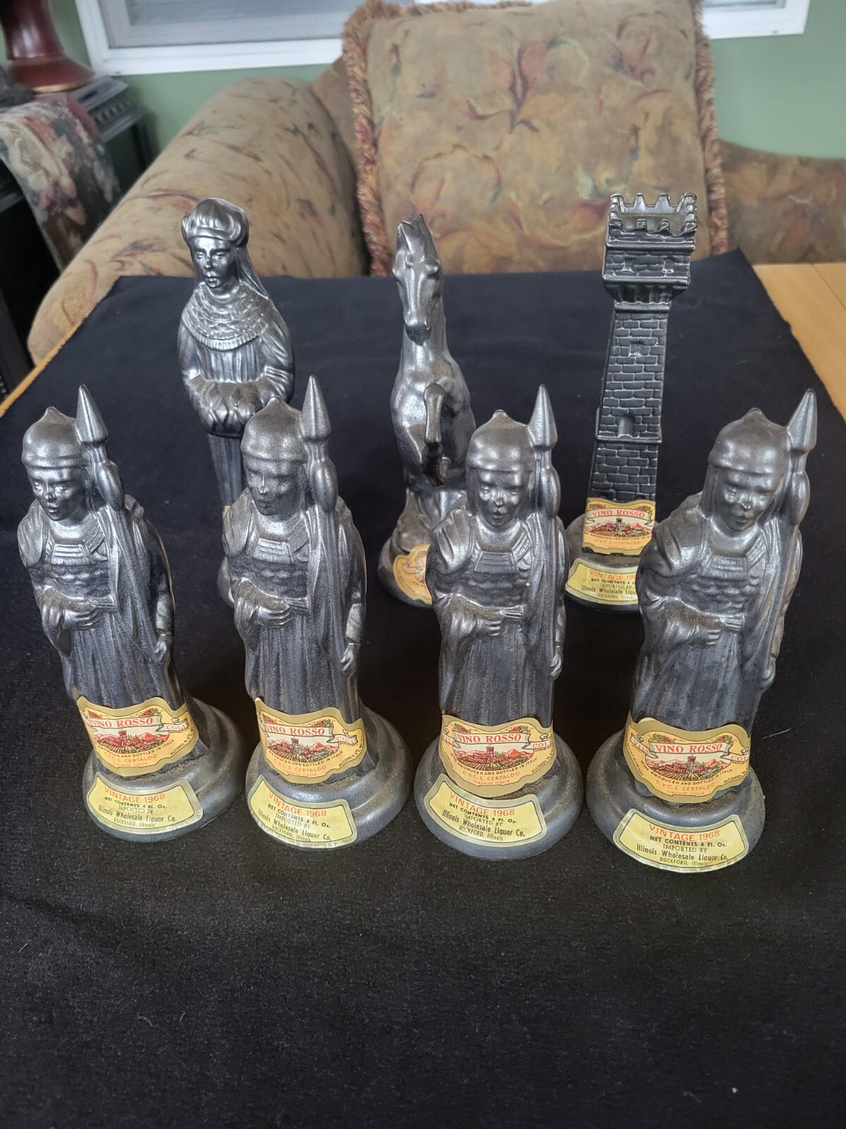 VINTAGE VINO ROSSO 1968 CHESS DECANTER -BLACK 4 Pawn, 1 Queen, 1 Knight, 1 Rook VINTAGE VINO ROSSO 1968 CHESS DECANTER -BLACK 4 Pawn, 1 Queen, 1 Knight, 1 Rook
