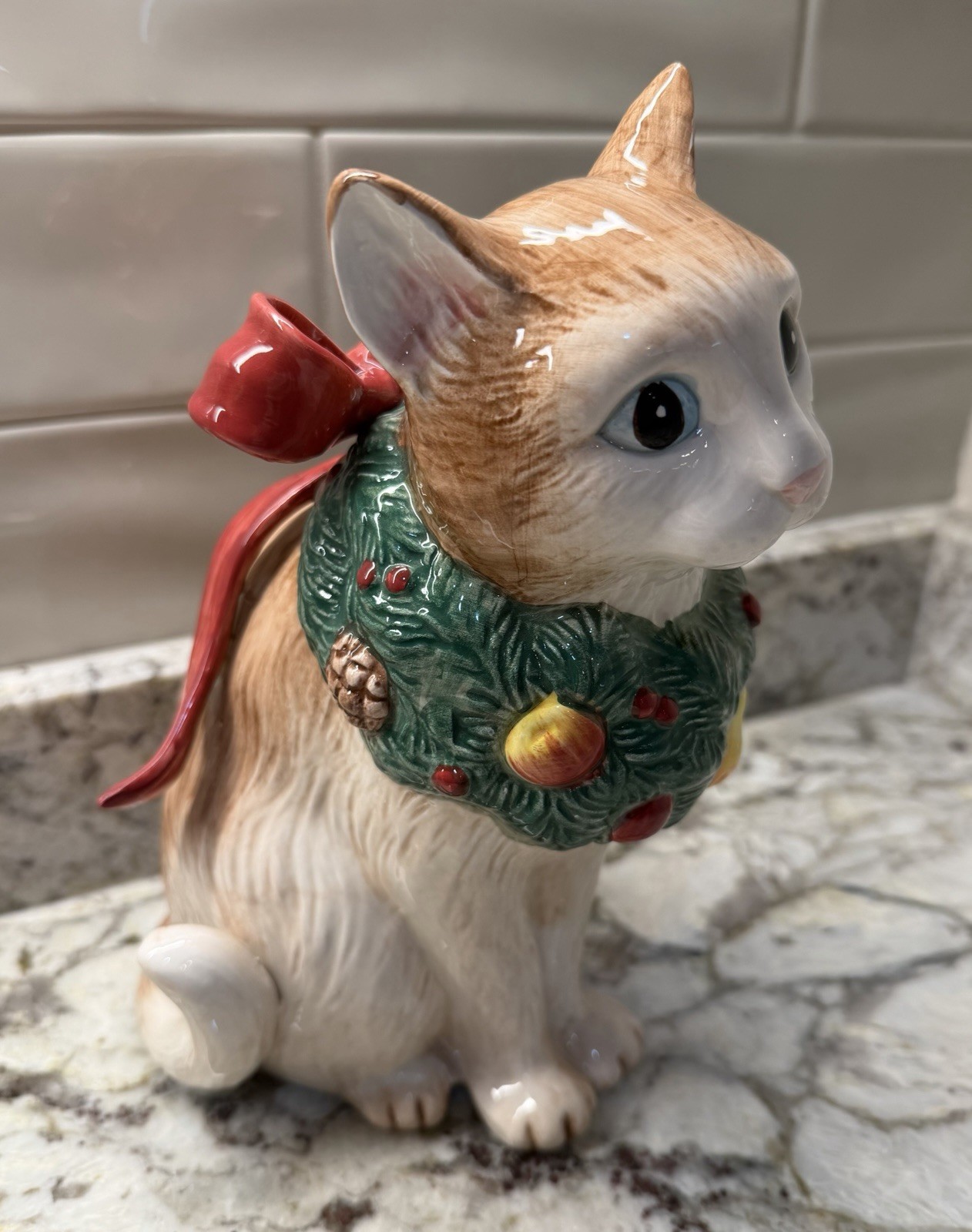 Vtg FITZ & FLOYD Christmas Cat 1992 Fruit Wreath Blue Eyes Ribbon 9” Figurine