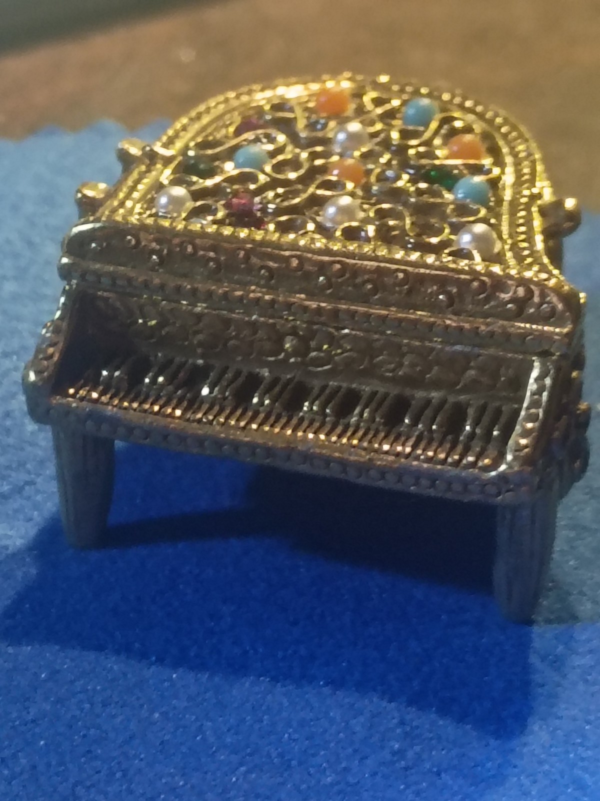 Vintage Judy Lee Gold Tone Metal Piano Box w/ Jewels ~ Spring Lid ~ Signed Base