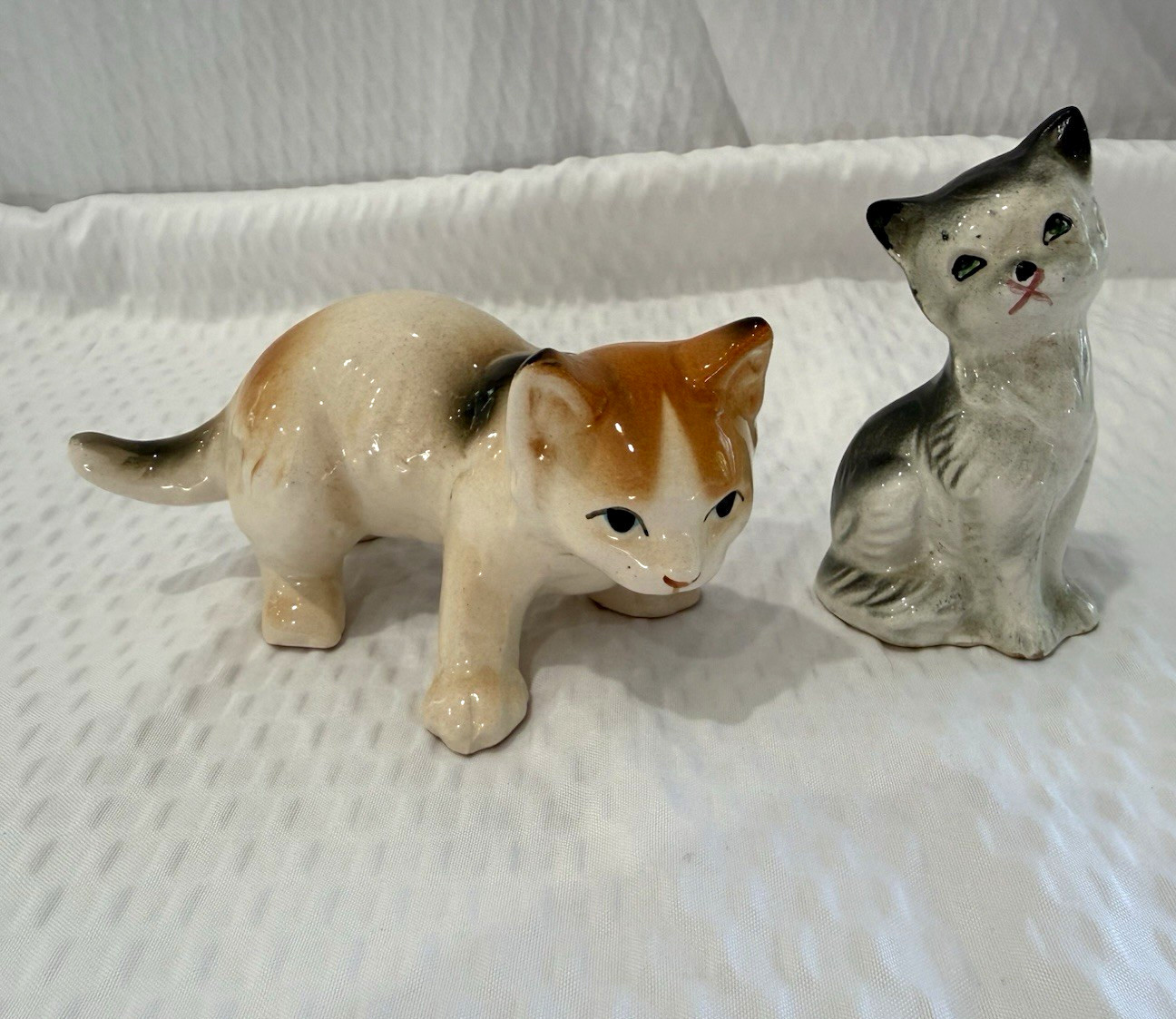 Vtg Japan Ceramic Cat Figurines - Calico & Gray/White Kittens Kitsch Decor