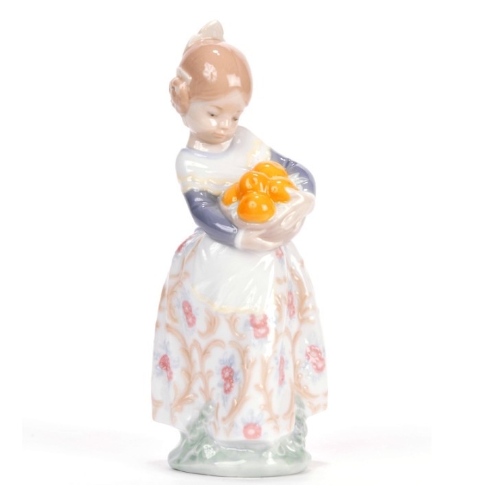 Lladro Valencian Girl 4841 Porcelain Figurine | Hand Made by F. Garcia (New)