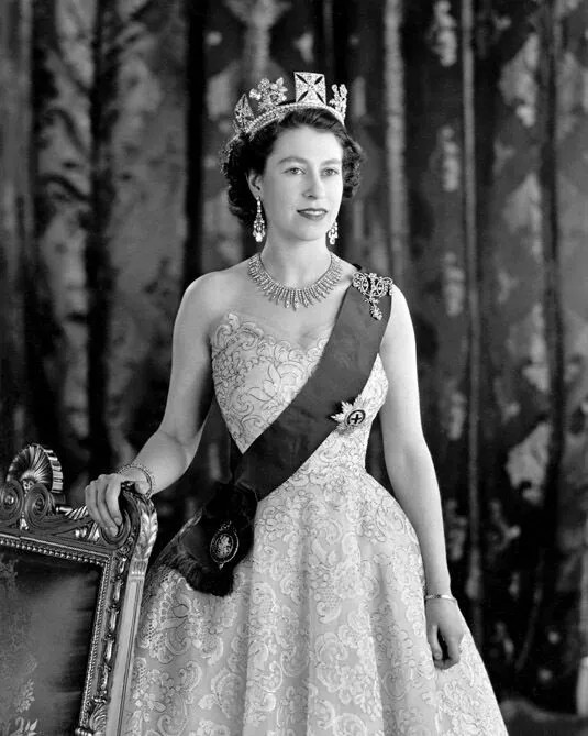 Her Majesty Queen Elizabeth II Young Black And White Portrait 4x6 Picture Celeb
