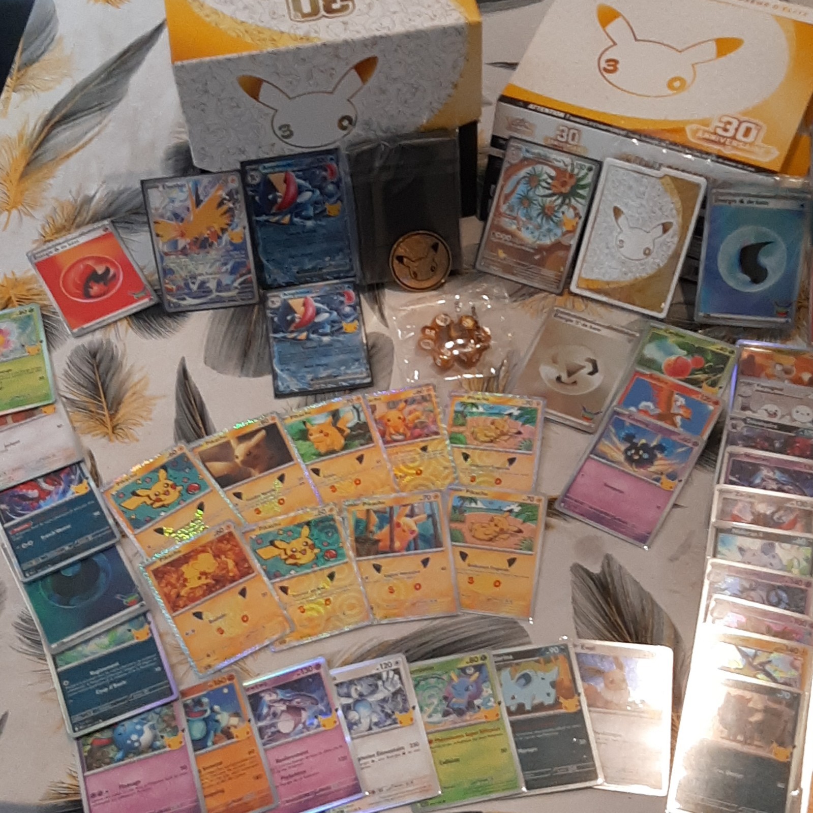 The Pokémon Company Pokémon TCG Anniversary Holo Lot FR Pikachu + Energies
