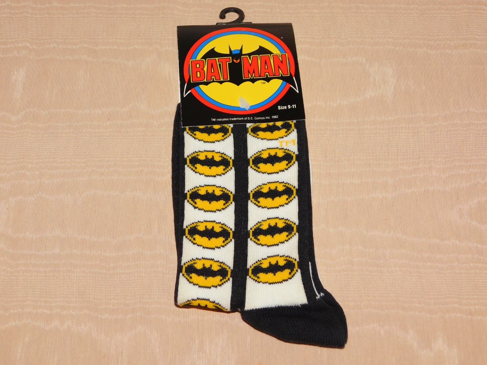 VINTAGE  1982 DC COMICS BATMAN SOCKS SIZE 9-11  NEW OLD STOCK