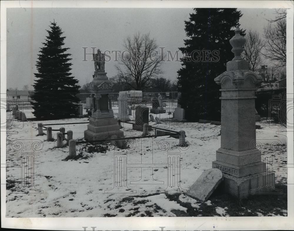 1975 Press Photo Many of These Graves In Milwaukee Will Move to Widen Hill Road 1975 Press Photo Many of These Graves In Milwaukee Will Move to Widen Hill Road