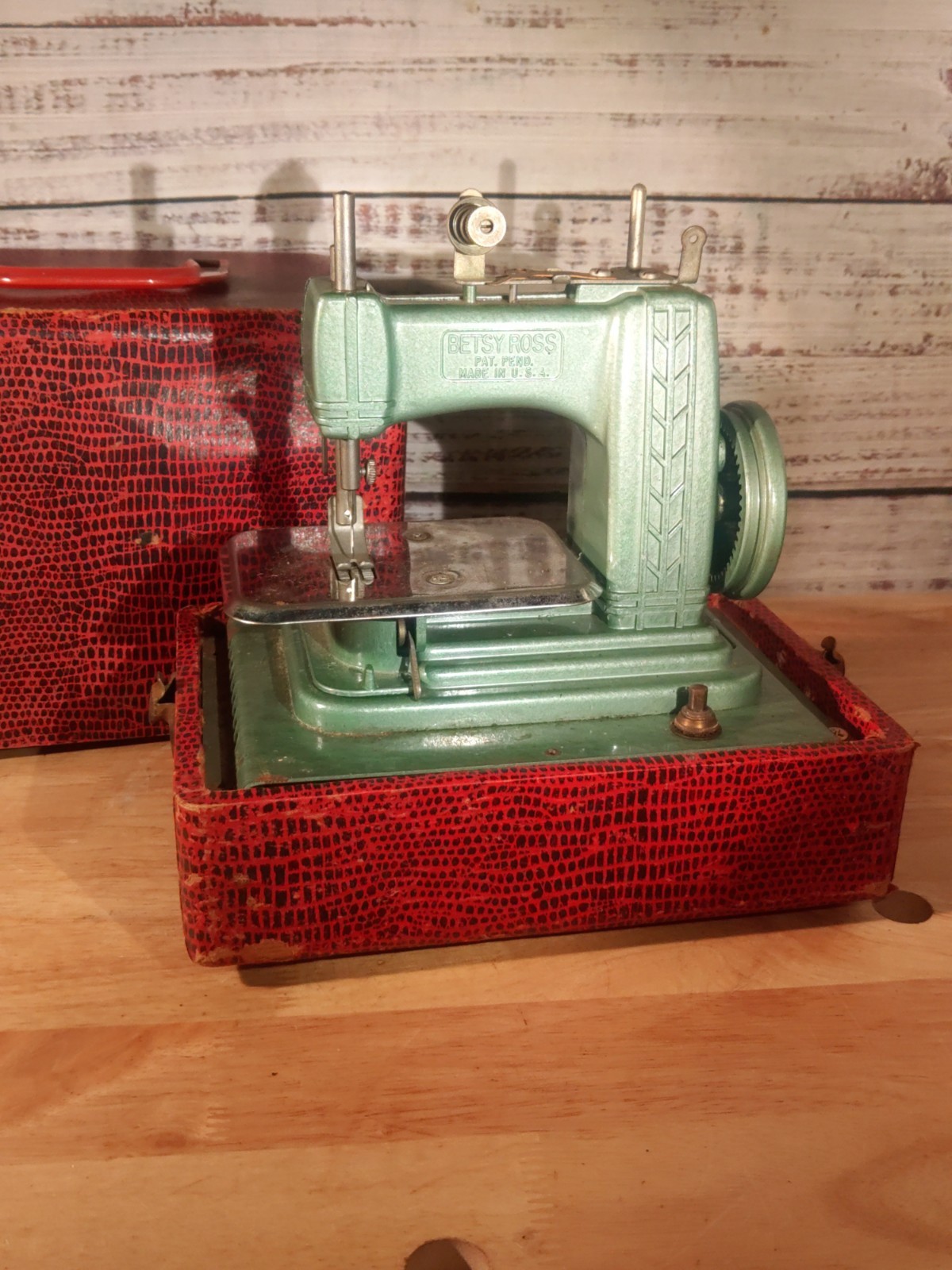 Betsy Ross Vintage Miniature Sewing Matching Case- Read Betsy Ross Vintage Miniature Sewing Matching Case- Read