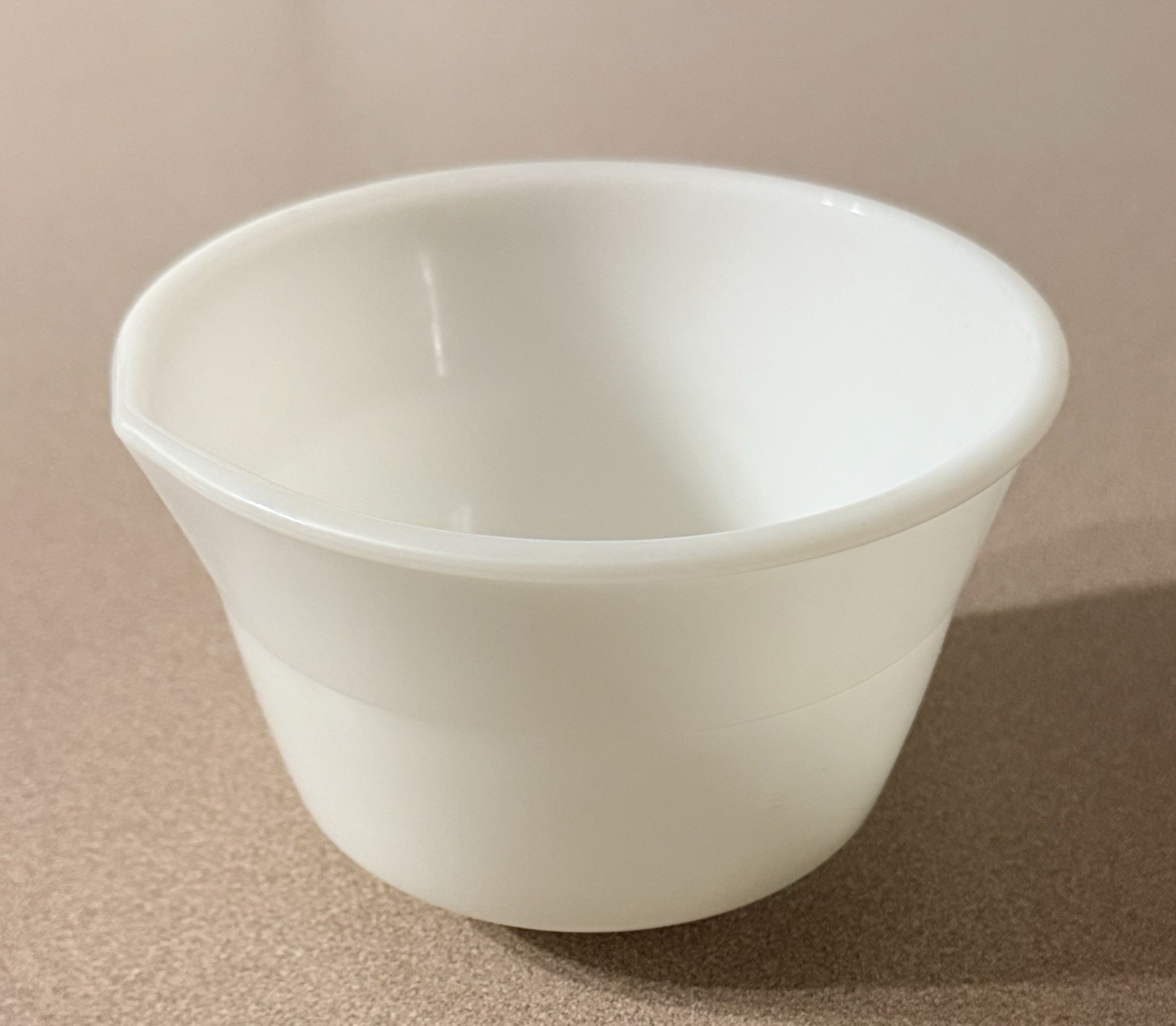 VTG PYREX White Ribbed Milk Glass Mixing Bowl w/ Pour Spout MCM Cookware