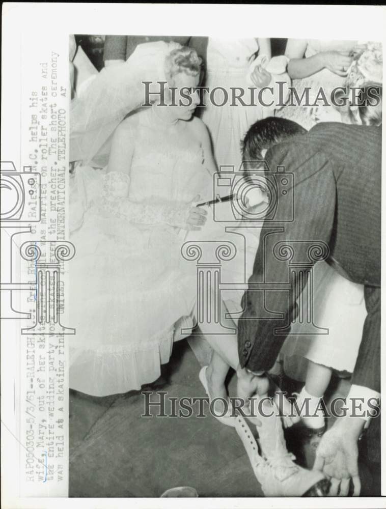 1961 Press Photo Fred Rhodes, wife Mary after roller skating wedding in Raleigh 1961 Press Photo Fred Rhodes, wife Mary after roller skating wedding in Raleigh