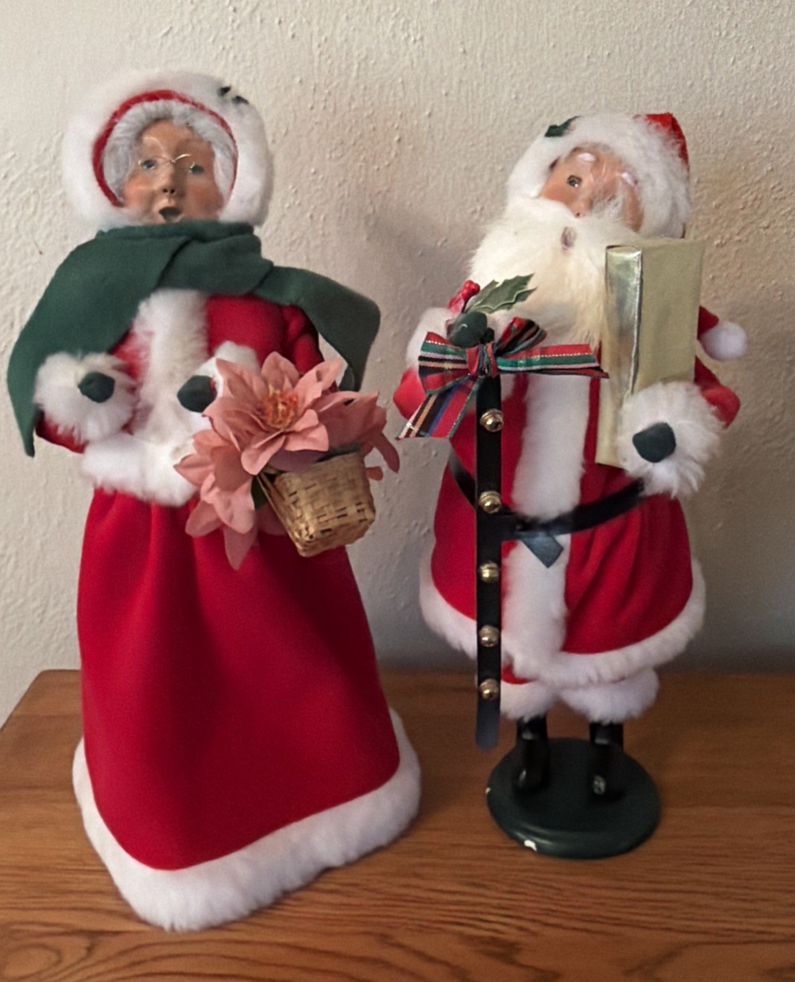 Byers Choice The Carolers Santa & Mrs Claus Christmas Figurines Velvet 2006