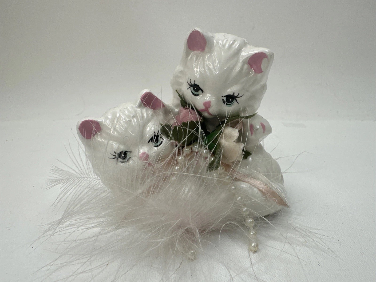 Vintage White Porcelain Twin Kittens Figurine Feathers Pearls Kitsch Cat Deco Vintage White Porcelain Twin Kittens Figurine Feathers Pearls Kitsch Cat Deco