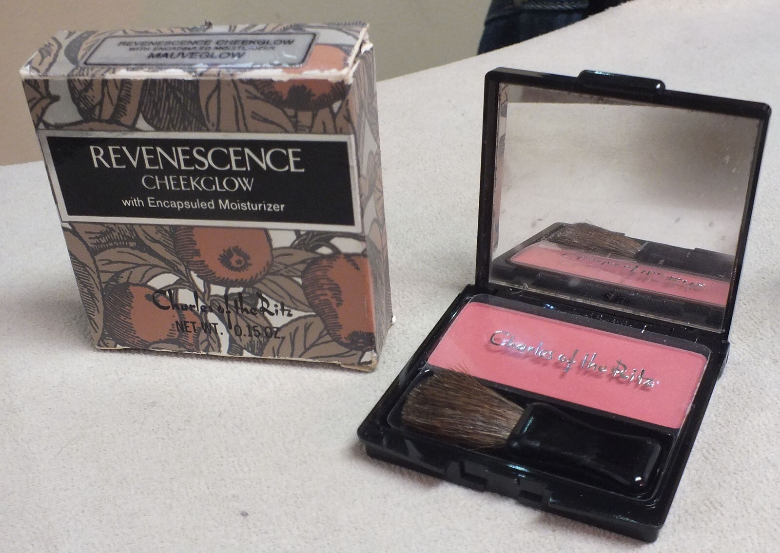 Vintage Charles of the Ritz Revenescence Cheekglow Compact Mauveglow .15oz