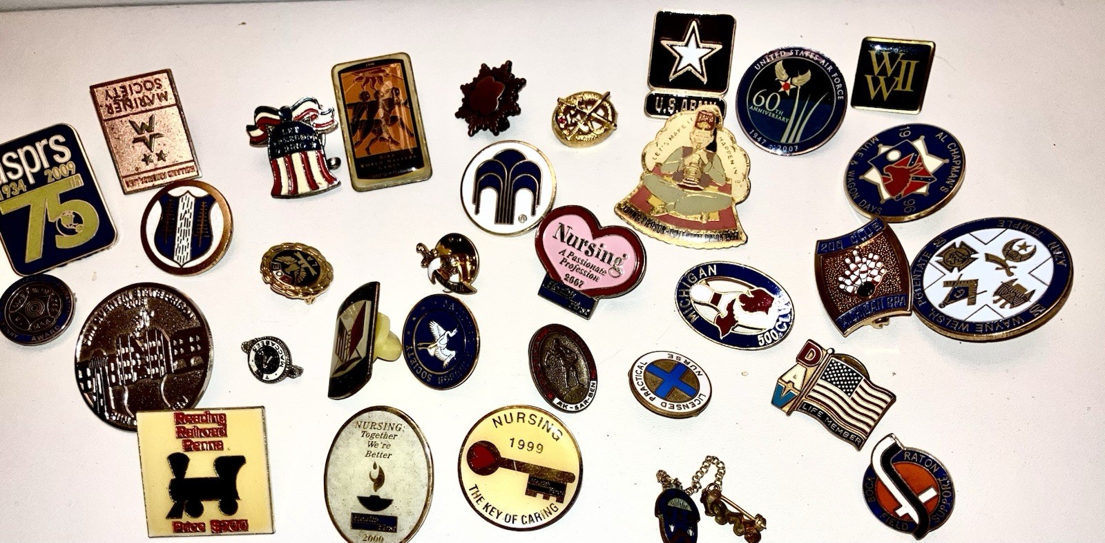 Lot of 34 Pinbacks/Pins-Frat/Army/AF/RR/Al Chapman Southern Flag/Azan/WW11/AKSAR