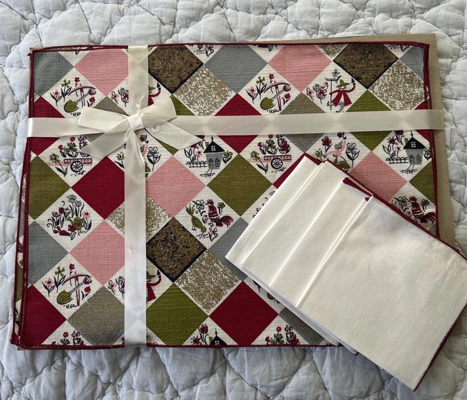 Vintage Victory Luncheon Placemat & Napkins Set of 4, Whimsical Farm Pattern